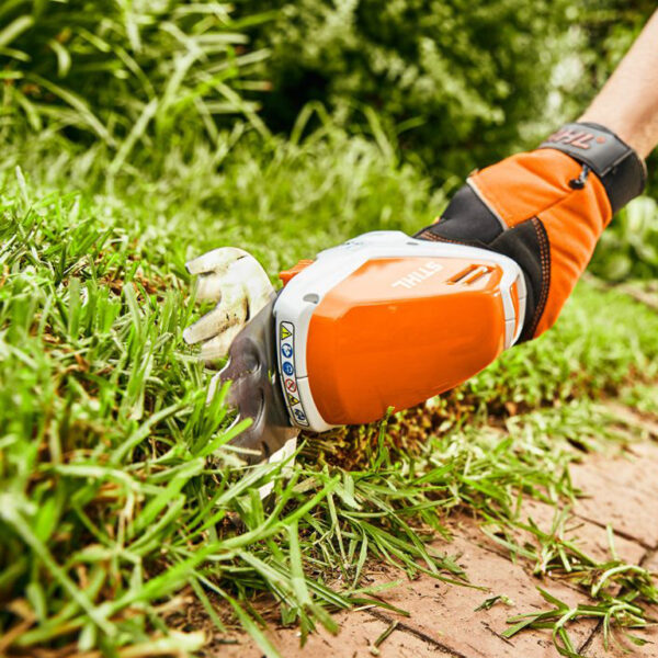 Акумулаторна ножица за трева STIHL и храсти с 1 батерия и зарядно, 10.8 V, 2 Ah, 200 мм, HSA 26