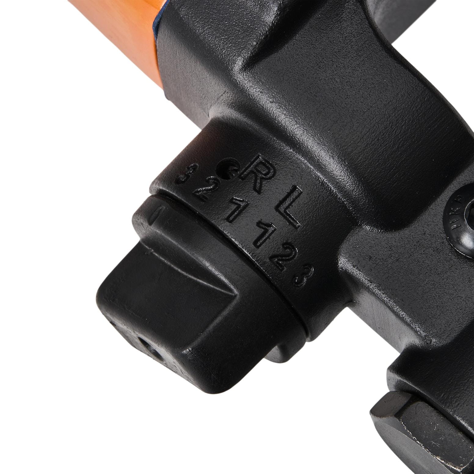 Пневматичен ударен гайковерт 5500Nm – Гайковерт в куфар + 2бр. вложки 1140 л/мин